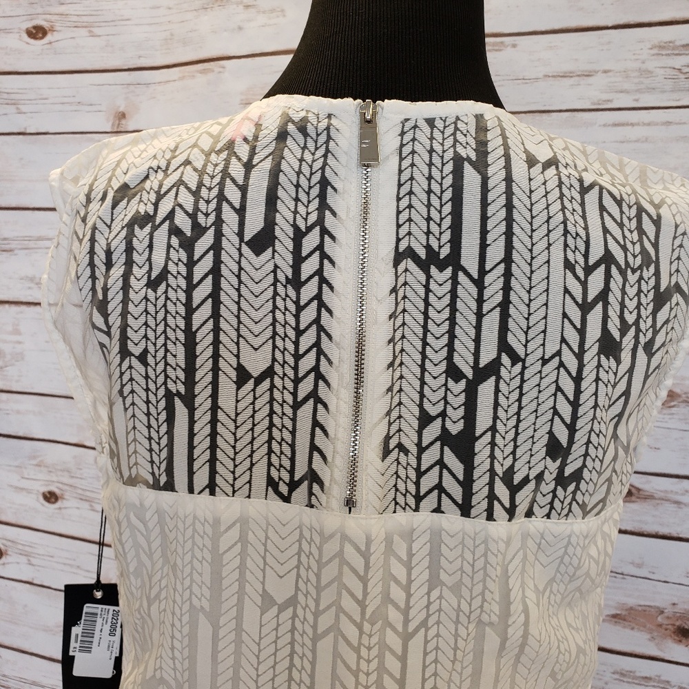 NWT- VINCE CAMUTO "Graphic Illusion" Dress Sz 4 - Picture 5 of 5